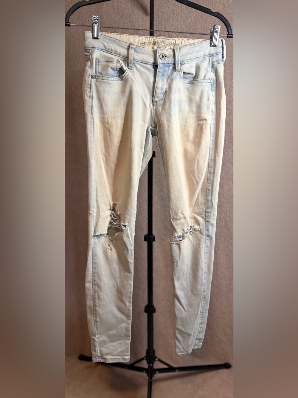 Arizona Jean Co Size 0 Light Wash Distressed Ripped Skinny Jeans